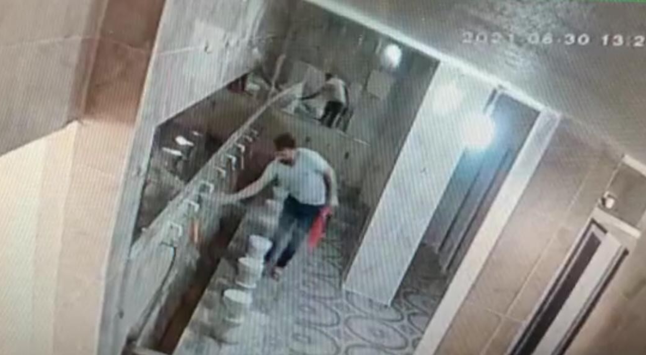 Caminin musluklarını çalan hırsız kameralara yakalandı